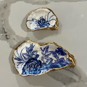 Blue flowered decorative oyster shells
